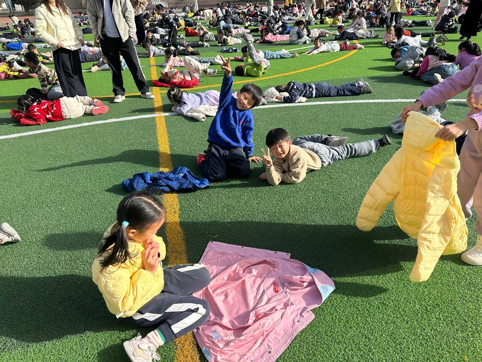 武汉一学校大课间秒变大型“晒娃”现场<strong></p>
<p>三六零股票</strong>,1700名学生乐得在操场上打滚,乐在其中