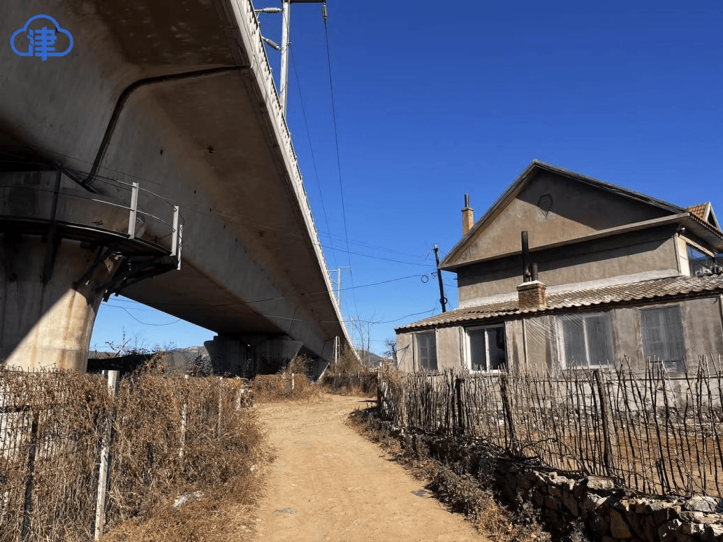 距高铁线5米民宅被“漏拆”?大连一房主反映10余年无果<strong></p>
<p>三六零股票</strong>,起诉街道和铁路公司