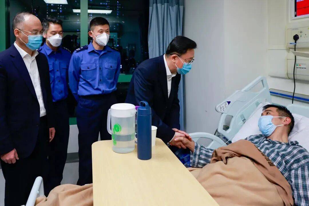 周霁、农融探望慰问火灾伤者和受影响居民