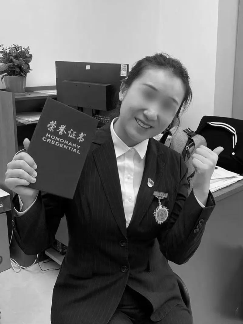 28岁女子被高空抛砖砸中离世<strong></p>
<p>小鹏汽车股票</strong>,凶手被判处死刑;家属起诉事发地物业等单位:凶手6天里多次高空抛物