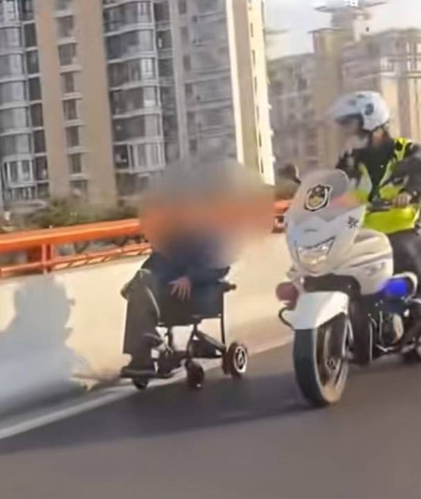 上海86岁老人把电动轮椅开上内环高架？警方最新通报！