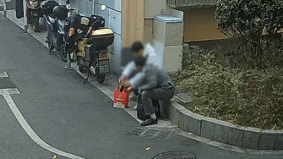 上门取走19万元<strong></p>
<p>股票涨停</strong>,杭州一西装革履“金融专员”被抓!在高速服务区被抓,车上塞满现金