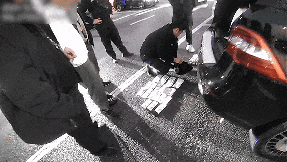 上门取走19万元<strong></p>
<p>股票涨停</strong>,杭州一西装革履“金融专员”被抓!在高速服务区被抓,车上塞满现金