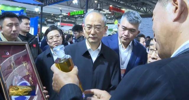 省委书记参观百年野山参<strong></p>
<p>中国重工股票</strong>!吉林正举全省之力打造千亿级产业