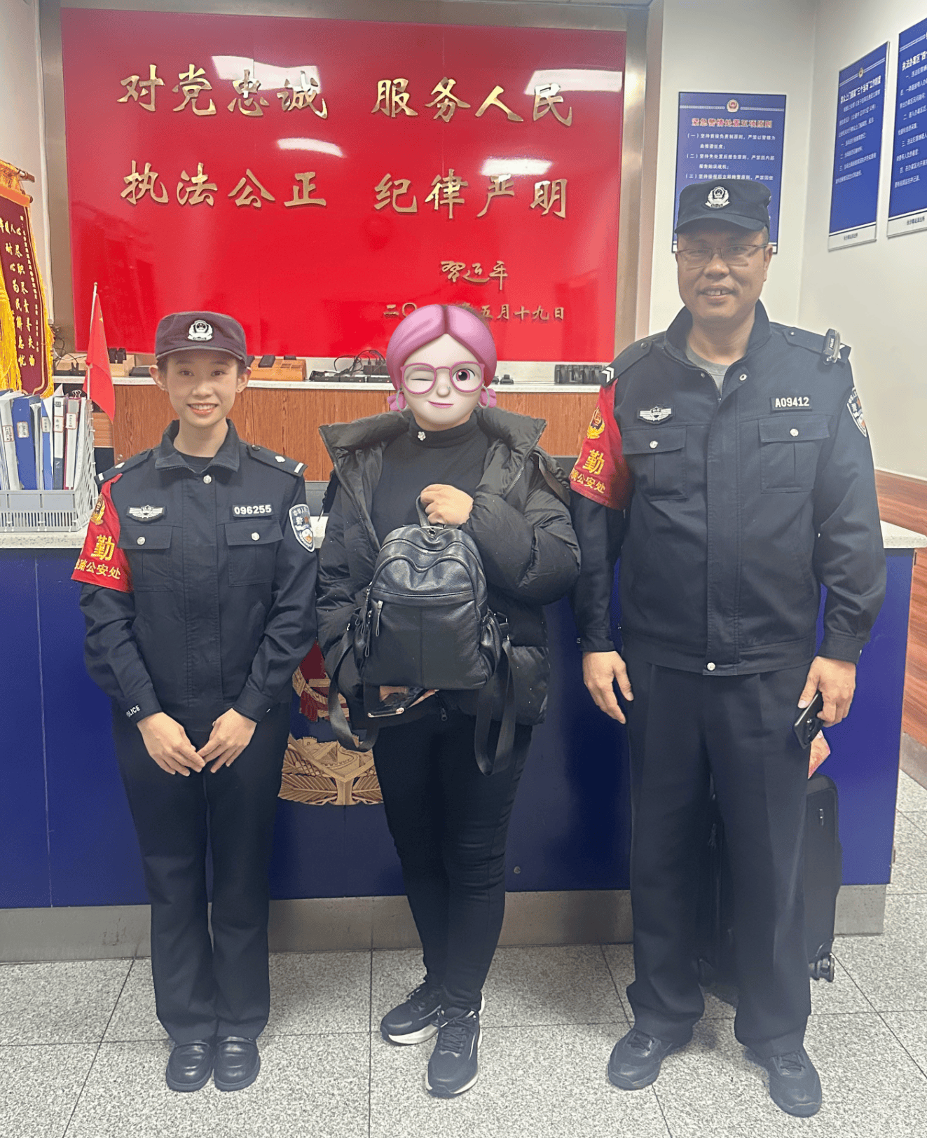 内有价值50万元财物!女乘客背包在长沙火车南站弄丢<strong></p>
<p>北汽蓝谷股票</strong>,民警候车室搜寻一小时物归原主