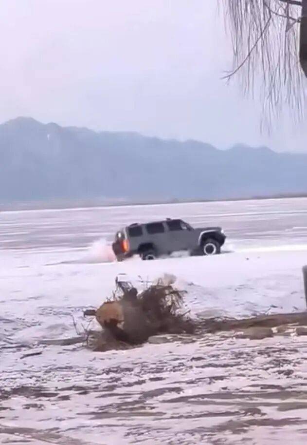 河北一越野车在水库冰面练漂移<strong></p>
<p>华夏幸福股票</strong>,冰层突然破裂,车轮落水被冻6小时,找来吊车深夜将车吊出