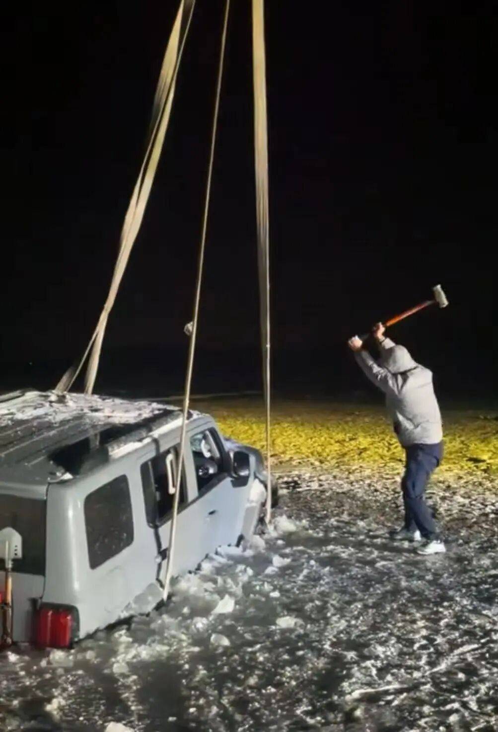 河北一越野车在水库冰面练漂移<strong></p>
<p>华夏幸福股票</strong>,冰层突然破裂,车轮落水被冻6小时,找来吊车深夜将车吊出