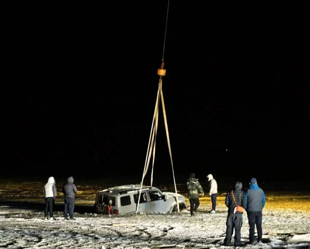 河北一越野车在水库冰面练漂移<strong></p>
<p>华夏幸福股票</strong>,冰层突然破裂,车轮落水被冻6小时,找来吊车深夜将车吊出