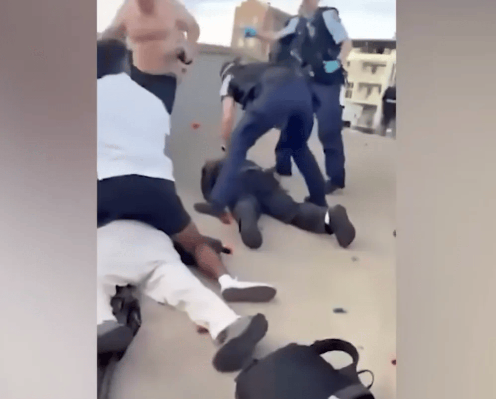 澳大利亚海滩枪击事件两名枪手为父子关系<strong></p>
<p>华夏幸福股票</strong>,父亲50岁,儿子24岁!一名路人冒险夺枪反击,身中两弹,需接受手术