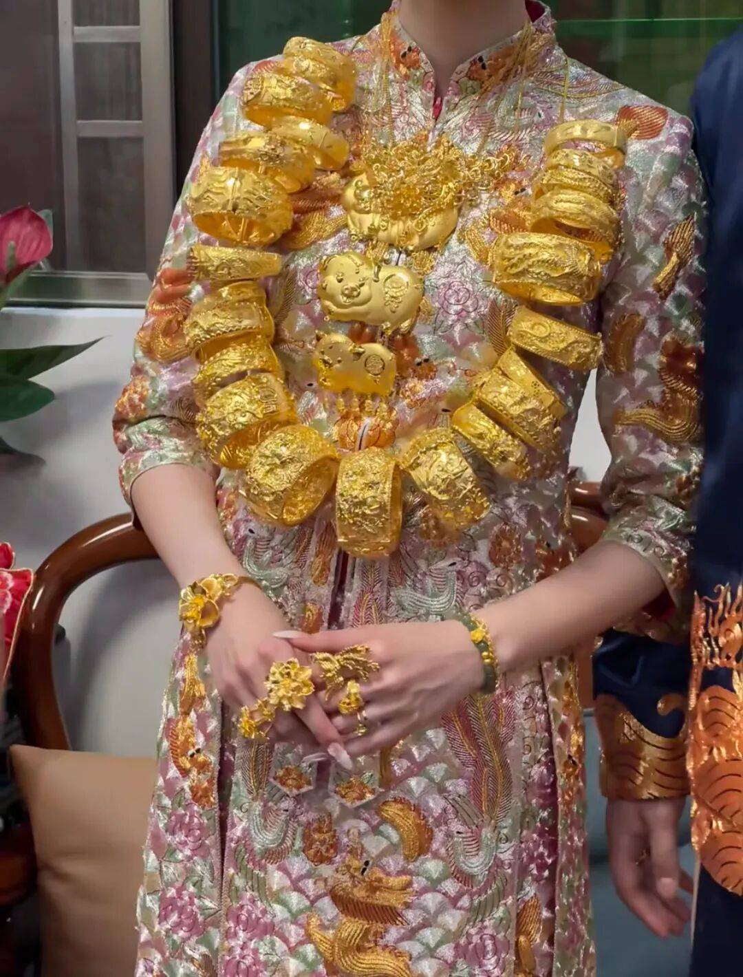 潮汕老板卖0.1克黄金<strong></p>
<p>华夏幸福股票</strong>,今年已进账62亿