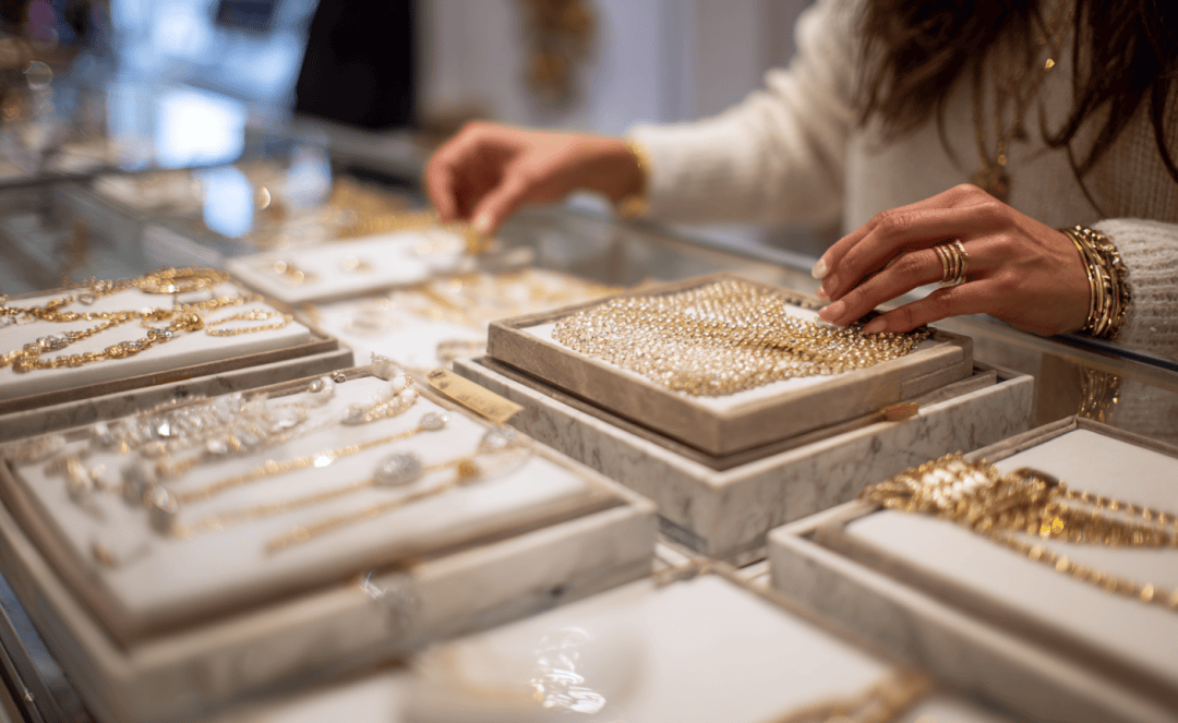 潮汕老板卖0.1克黄金<strong></p>
<p>华夏幸福股票</strong>,今年已进账62亿