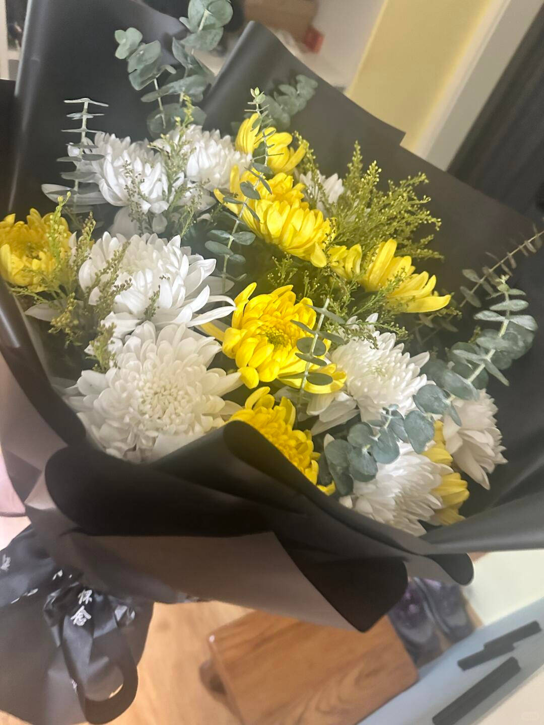 上海高中生买99朵康乃馨为母亲庆生<strong></p>
<p>拓维信息股票</strong>,却收到菊花写着“缅怀逝者”,店家:骑手送错了