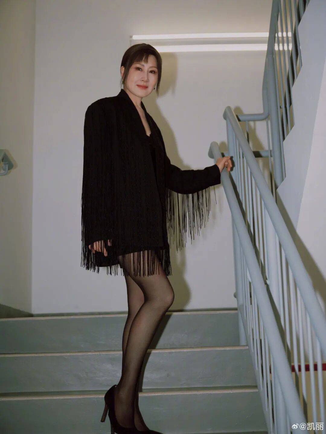 63岁女演员张凯丽晒照<strong></p>
<p>拓维信息股票</strong>,黑丝袜配高跟鞋,曾表示:年龄阻挡不了追求美的脚步