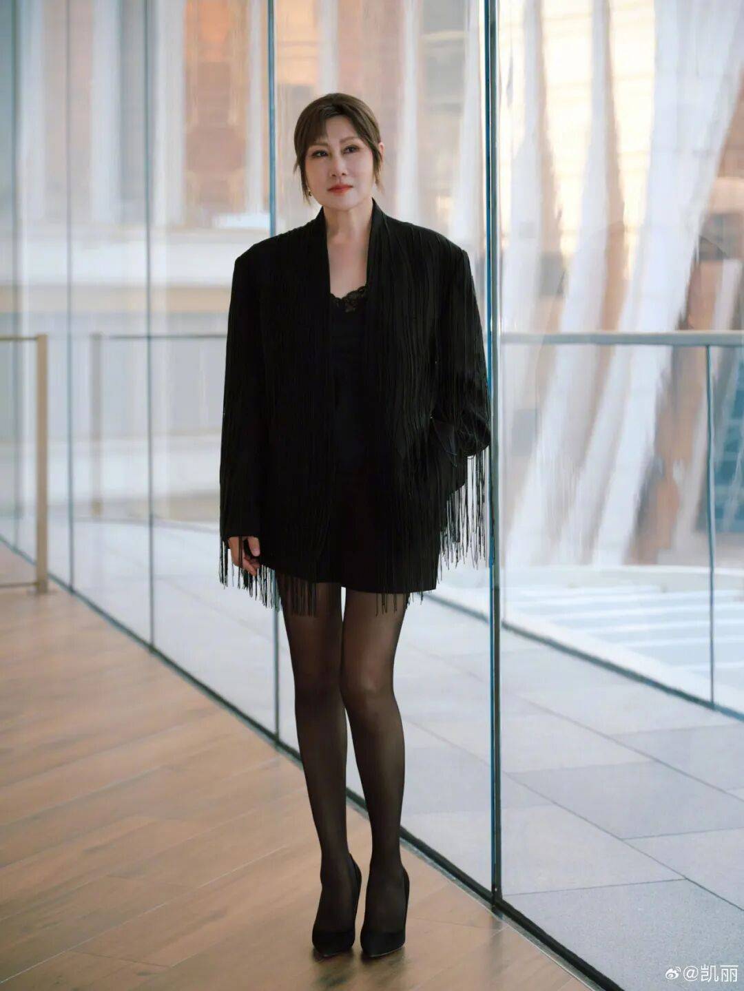 63岁女演员张凯丽晒照<strong></p>
<p>拓维信息股票</strong>,黑丝袜配高跟鞋,曾表示:年龄阻挡不了追求美的脚步