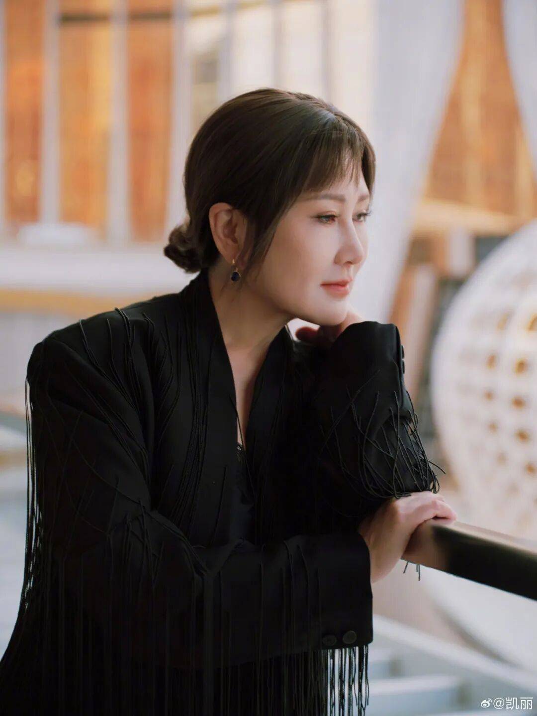 63岁女演员张凯丽晒照<strong></p>
<p>拓维信息股票</strong>,黑丝袜配高跟鞋,曾表示:年龄阻挡不了追求美的脚步