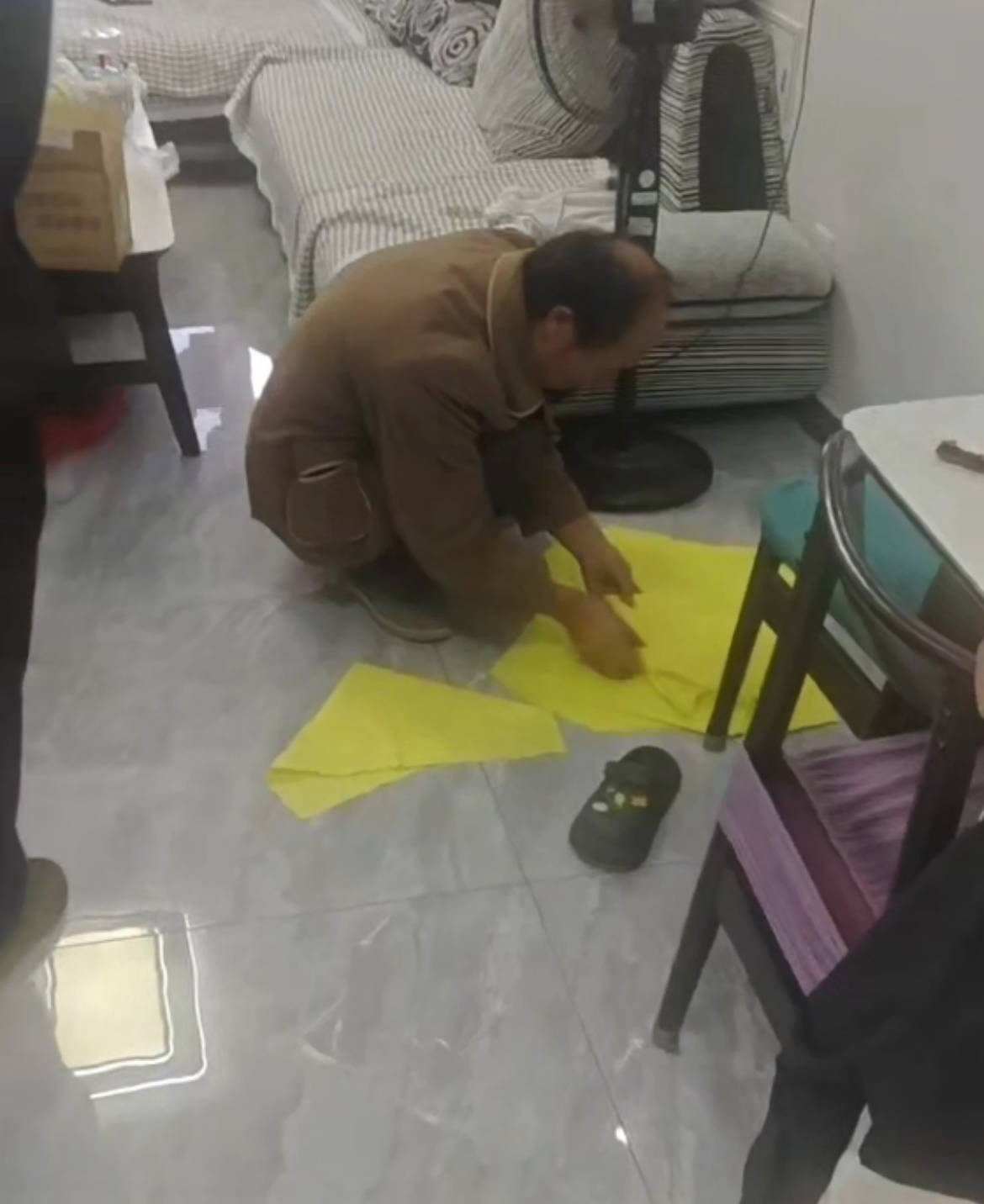 疑因离婚多年的前妻订婚<strong></p>
<p>中国移动股票</strong>，临沂一男子上门将其杀害，死者家属：检方已提起公诉