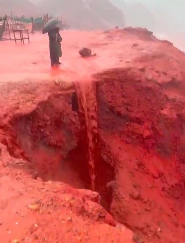 罕见！伊朗霍尔木兹岛遭遇强降雨<strong></p>
<p>中国核电股票</strong>，部分海域变成“血色海洋”