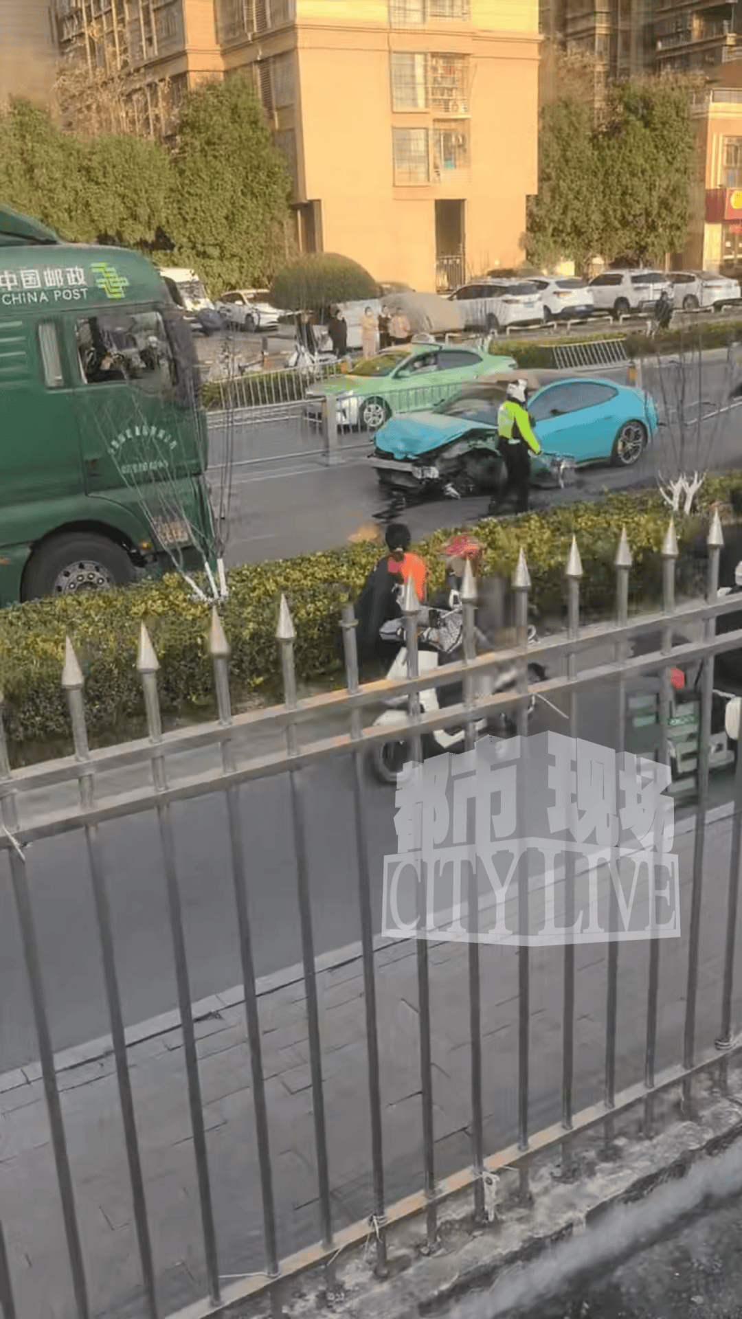 安徽一小米SU7撞翻几十米护栏，目击者称车辆前轮脱落后才刹停，当地交警回应