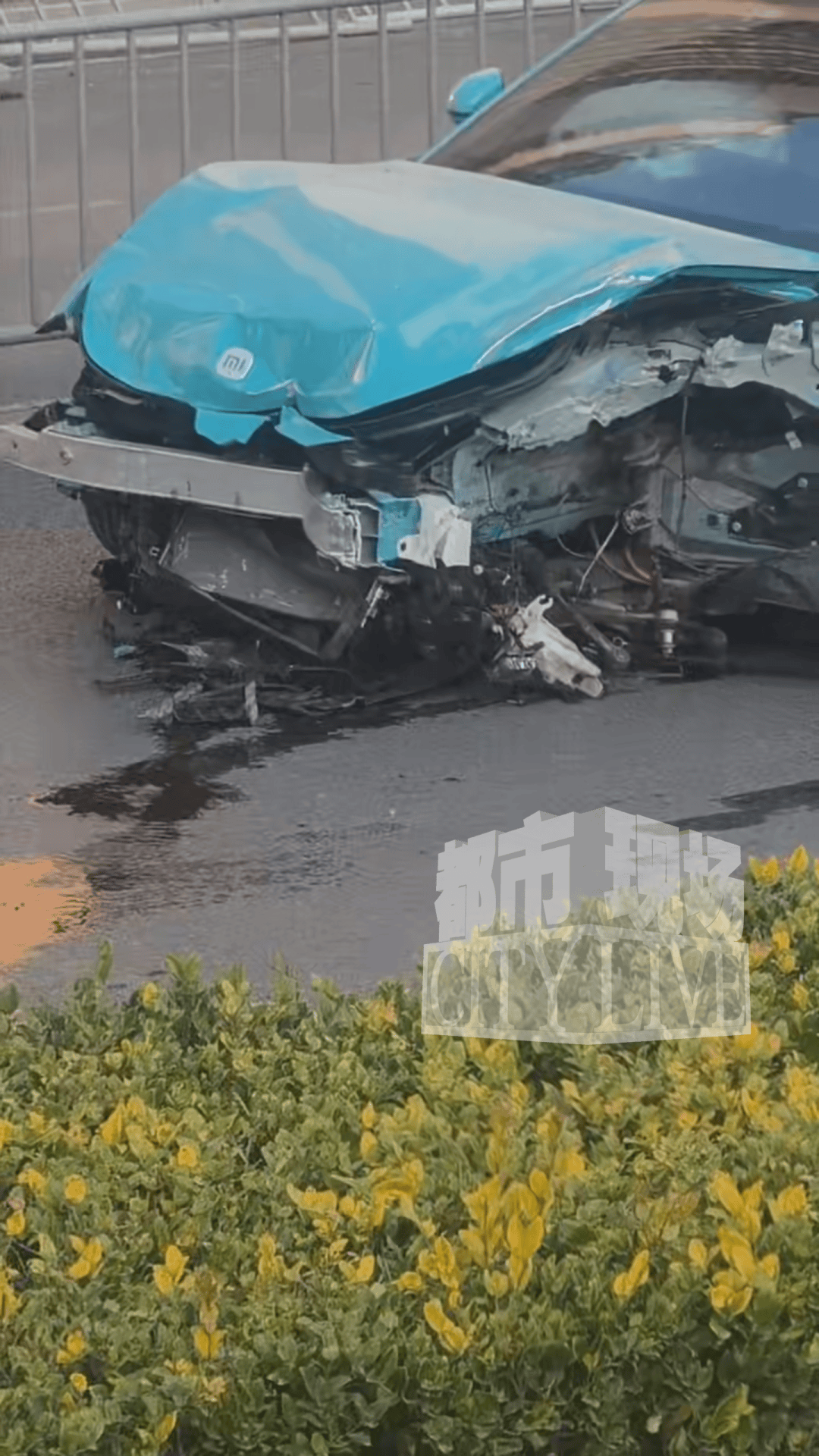 安徽一小米SU7撞翻几十米护栏<strong></p>
<p>中国核电股票</strong>，目击者称车辆前轮脱落后才刹停，当地交警回应