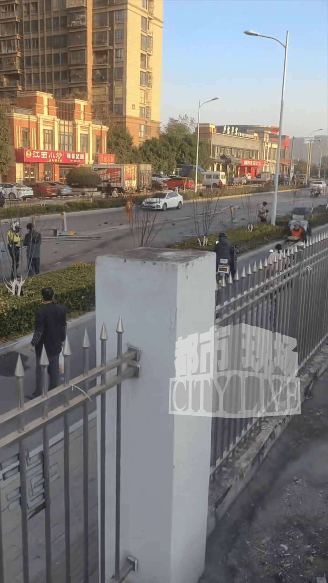 安徽一小米SU7撞翻几十米护栏<strong></p>
<p>中国核电股票</strong>，目击者称车辆前轮脱落后才刹停，当地交警回应