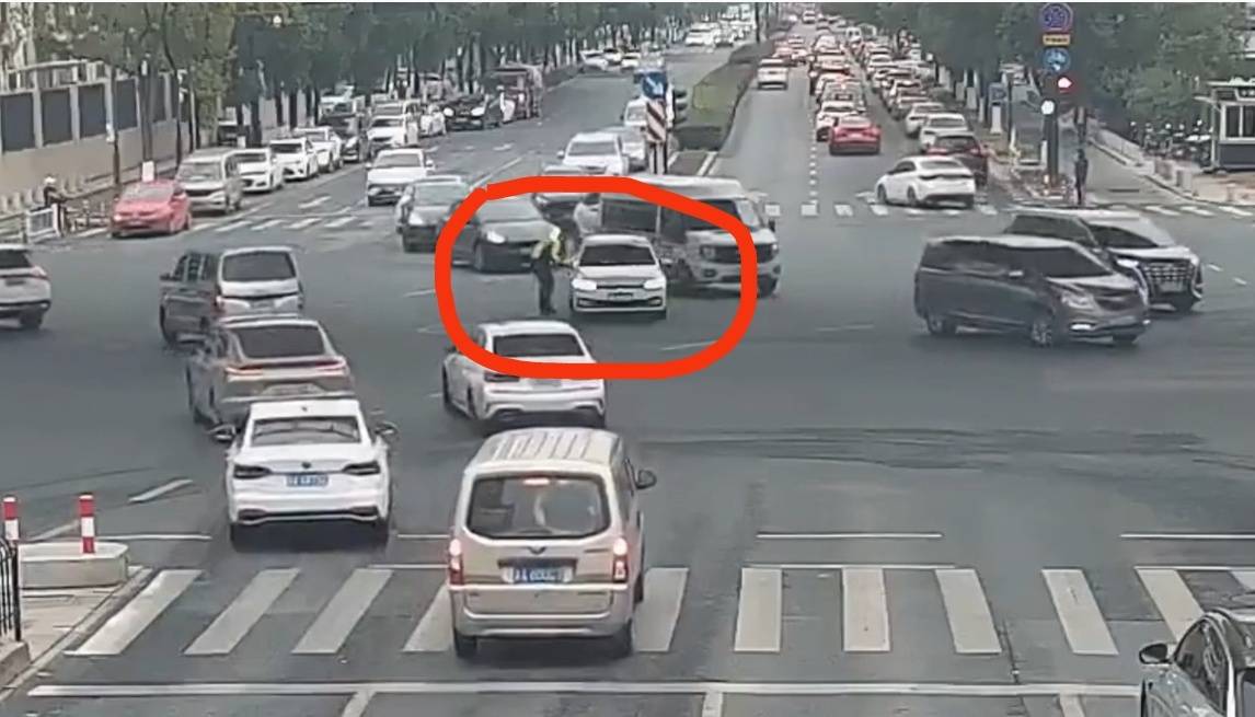 “我开不了车了”<strong></p>
<p>好想你股票</strong>，杭州临平早高峰交警“代驾”紧急送医