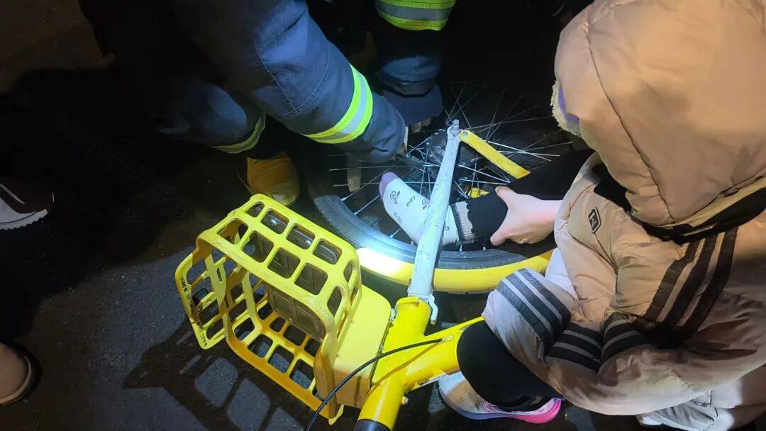 紧急救援！孩童脚卡共享单车，石景山消防快速处置化险为夷