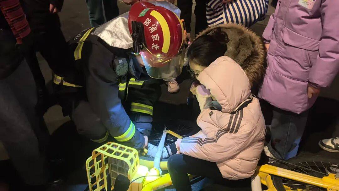 紧急救援！孩童脚卡共享单车<strong></p>
<p>好想你股票</strong>，石景山消防快速处置化险为夷