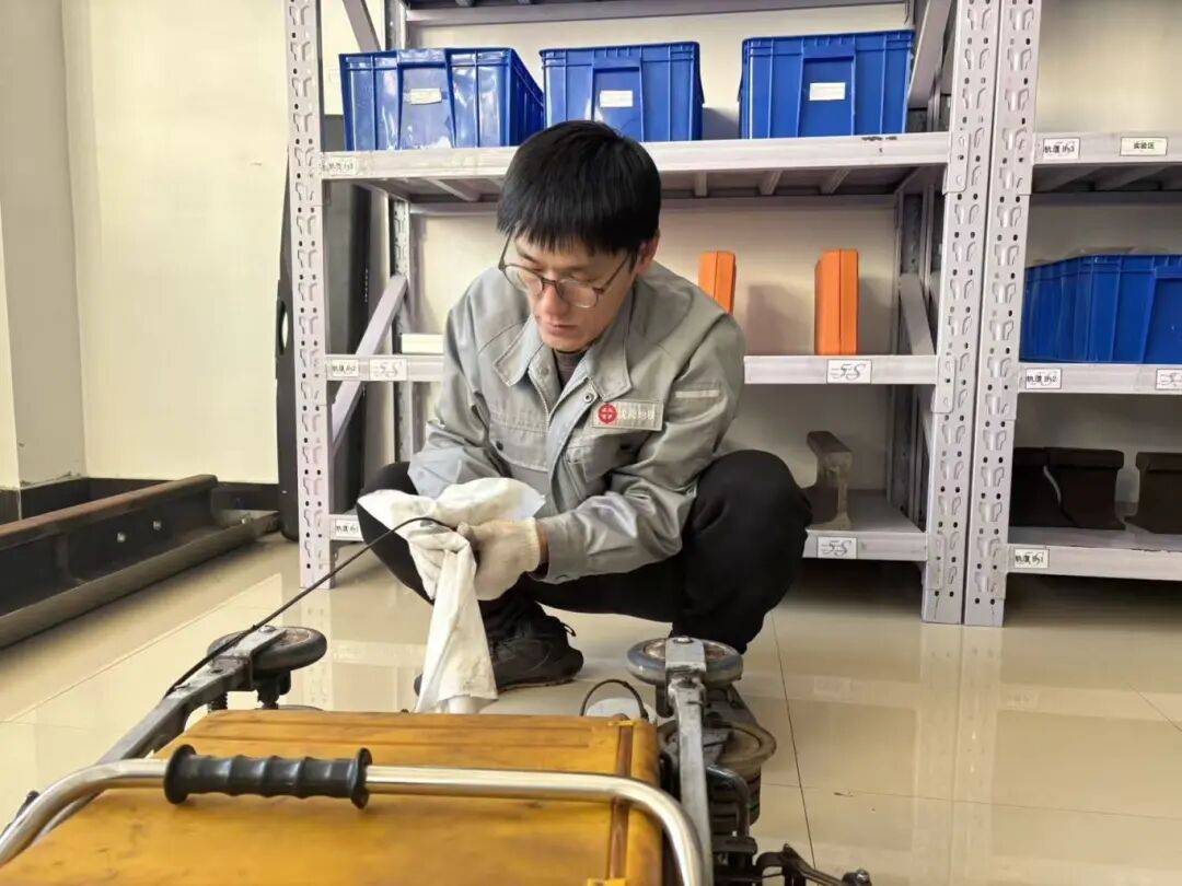 【班组基因 沈阳力量】沈阳地铁“钢轨神探”有一双“火眼金睛”<strong></p>
<p>亚马逊股票</strong>！