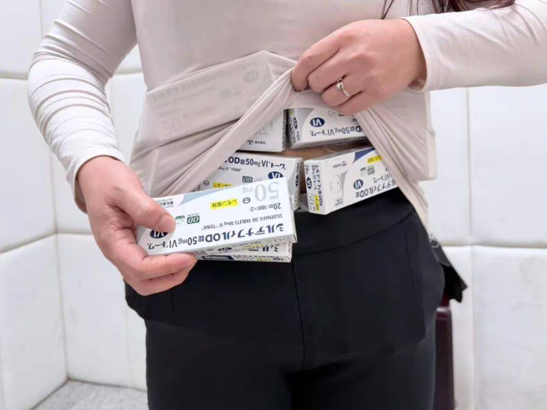 女子身绑73盒"伟哥"<strong></p>
<p>华天科技股票</strong>，当场被拦下！还有人假扮孕妇，绑了38斤的白银颗粒