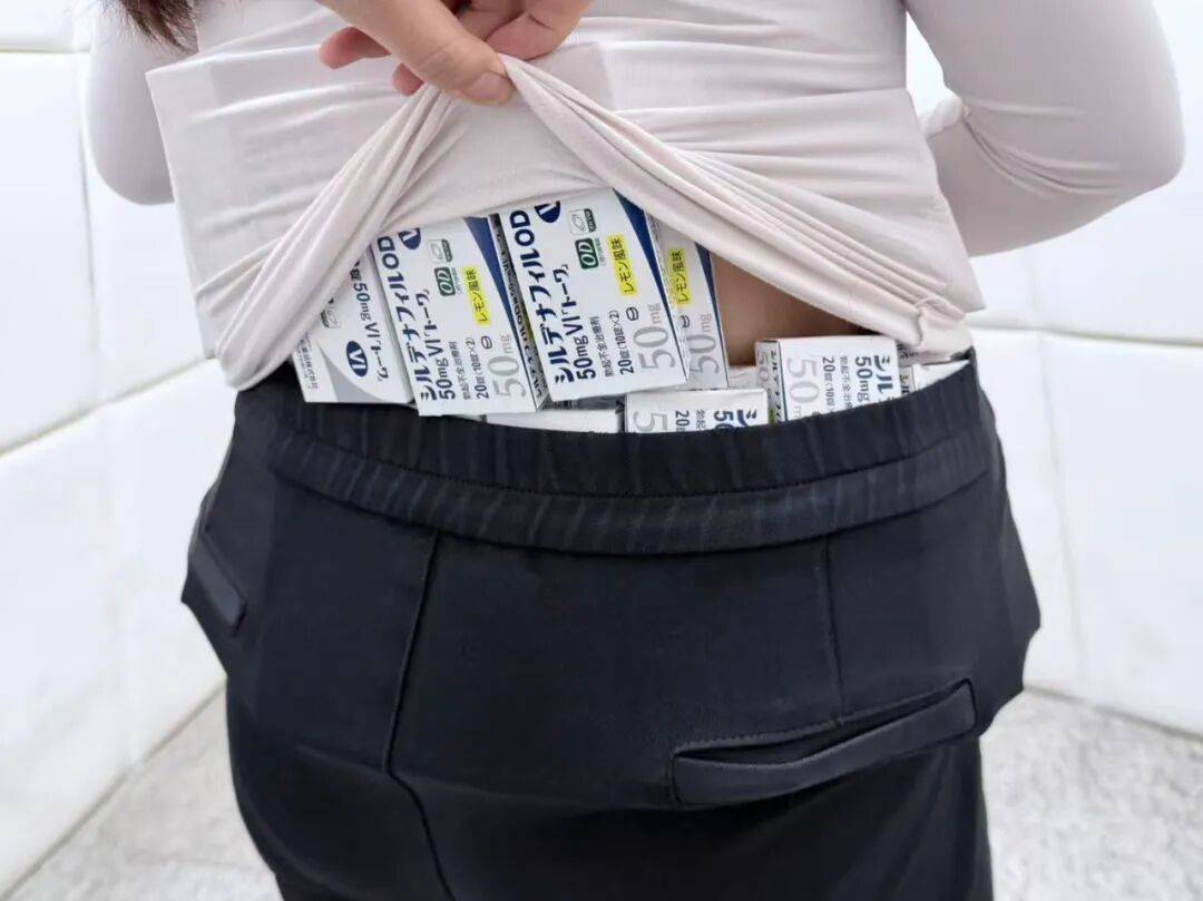 女子身绑73盒"伟哥"<strong></p>
<p>华天科技股票</strong>，当场被拦下！还有人假扮孕妇，绑了38斤的白银颗粒