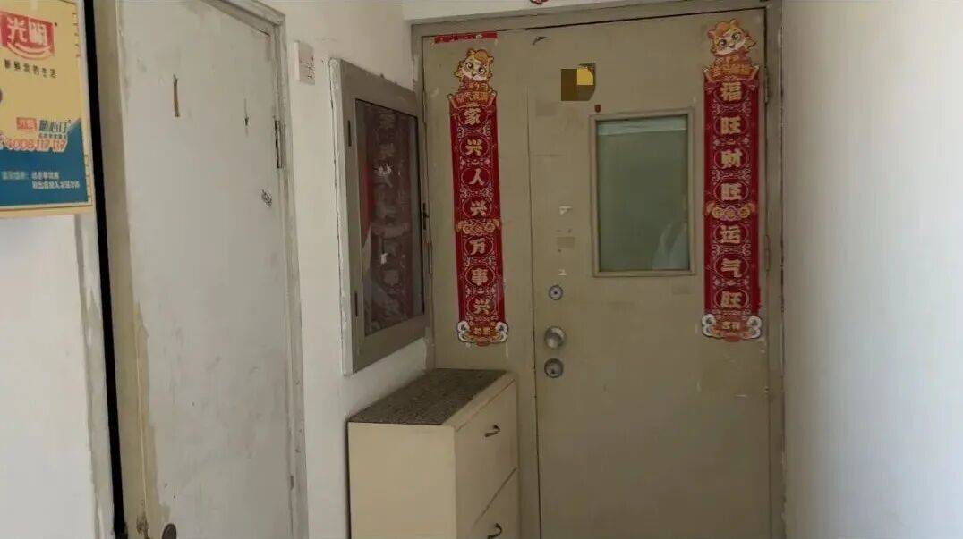 “我家的窗户被包进邻居家<strong></p>
<p>阳光电源股票</strong>，根本没法开窗”，上海一居民投诉公共区域被占，多部门回应难认定
