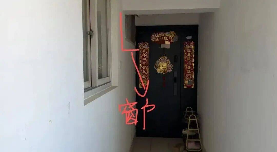 “我家的窗户被包进邻居家<strong></p>
<p>阳光电源股票</strong>，根本没法开窗”，上海一居民投诉公共区域被占，多部门回应难认定