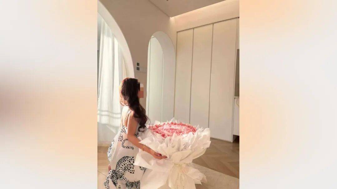 25岁海归男子恋上浙江离异老板娘<strong></p>
<p>完美世界股票</strong>，分手后追讨12万：每个月给她点外卖都要五六千，对方却没转过一分钱，每次转账还要写自愿赠与，准备起诉
